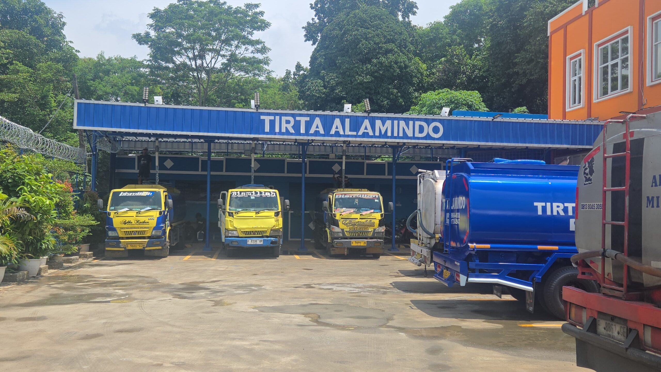 Armada Truk Tangki Profesional